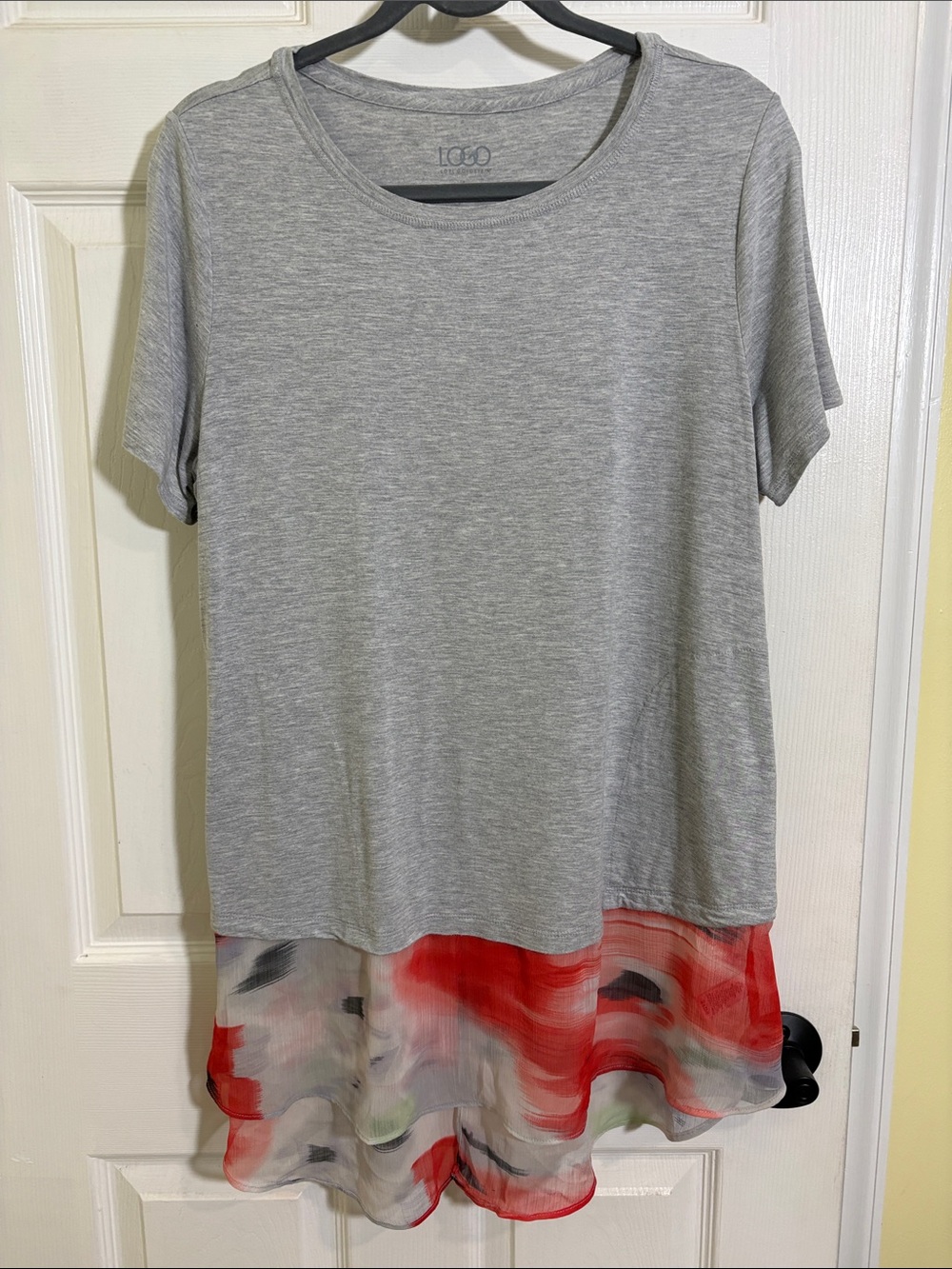 LOGO by Lori Goldstein Grey Short-Sleeve Top with Red Watercolor High-low Hem L